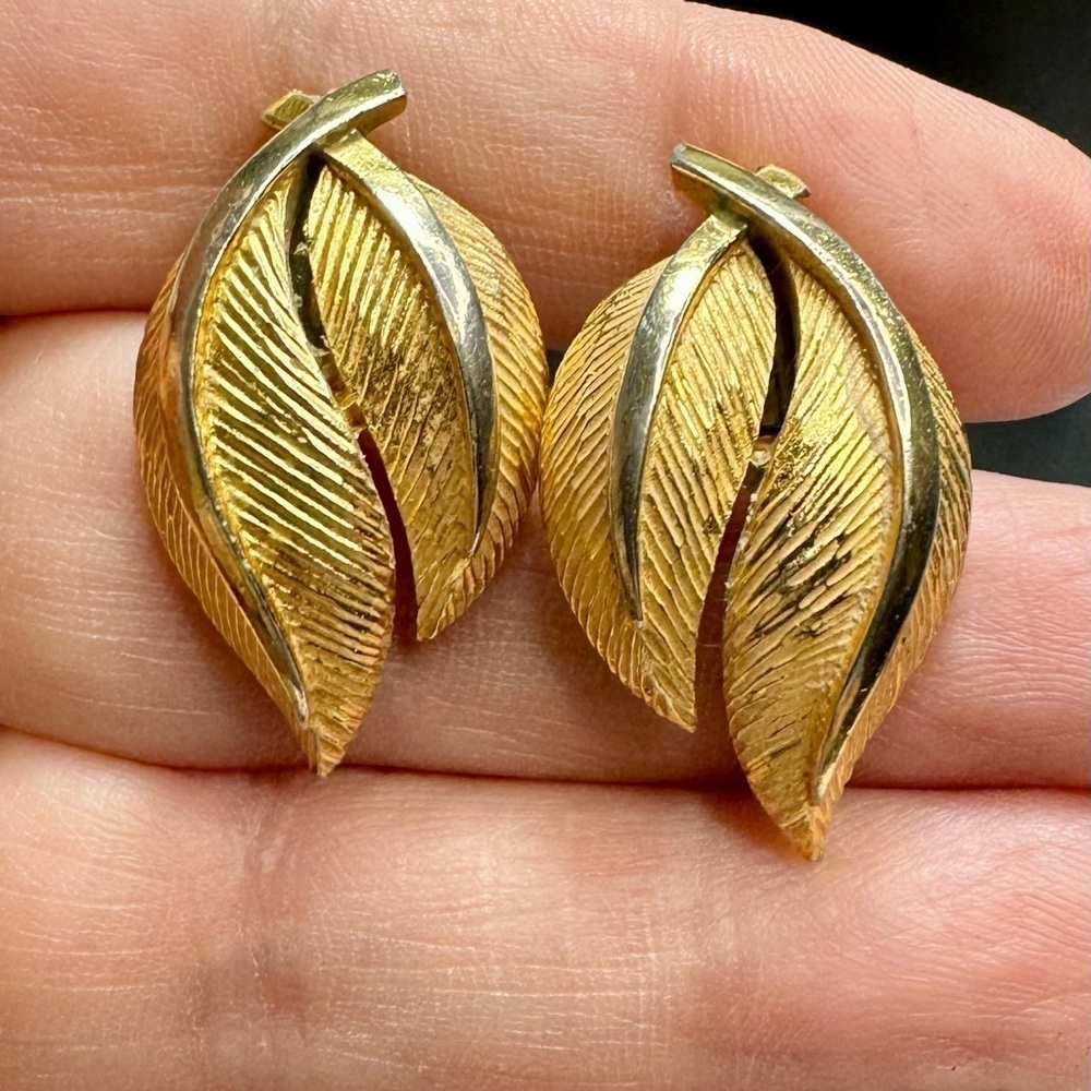 Vintage Signed Crown Trifari‎ Gold Tone Clip on Leaf